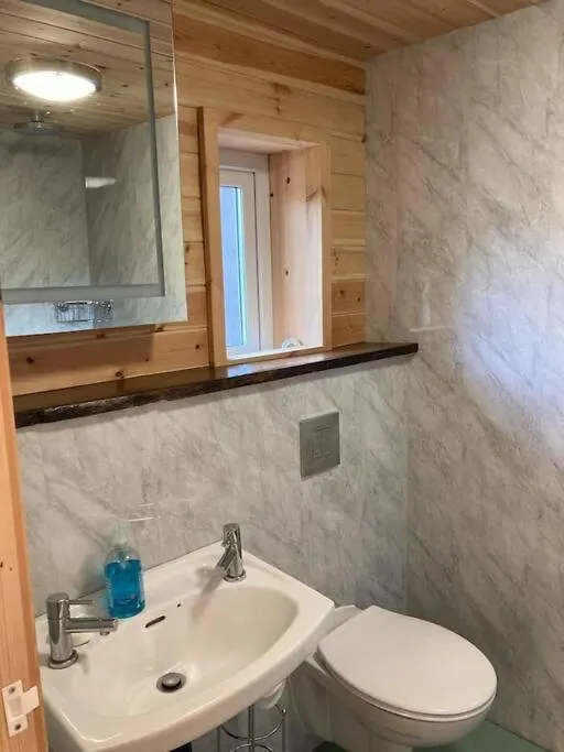 Ty Taf 2 Bed Cottage With Deck & Easy Transport Links Cardiff