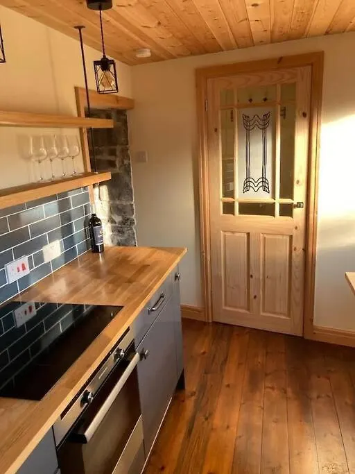 Ty Taf 2 Bed Cottage With Deck & Easy Transport Links Cardiff