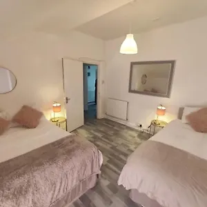  Apartment 1 Bedroom Flat W/ 2 Beds